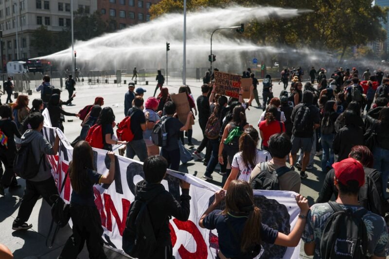 Police fire water cannons at Chile student protest | Protests