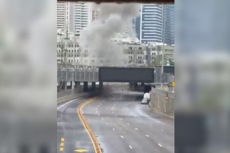 Moment Iranian strike hits central Tel Aviv | US-Israel war on Iran