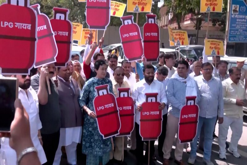 Protest in India over cooking gas crisis | Newsfeed