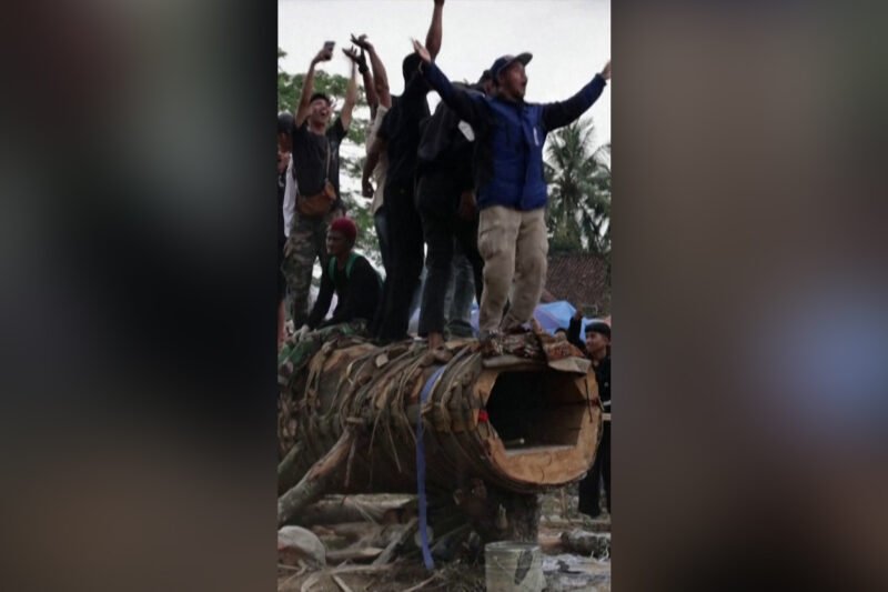 Indonesians fire wooden cannons in post-Eid tradition | Newsfeed