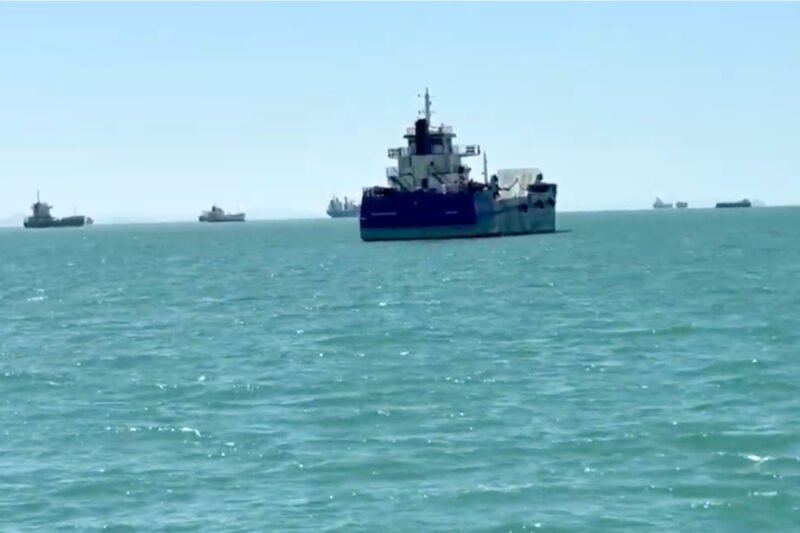 Canadian YouTuber captures congestion of dozens of ships in Hormuz Strait | US-Israel war on Iran